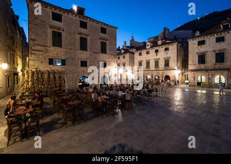 Dubrovnik, Croatie - juillet 29 2020: Les touristes apprécient une promenade et un dîner dans la célèbre vieille ville de Dubrovnik en Croatie. Prise de vue avec une légère motio Banque D'Images