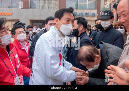 Séoul, Corée du Sud. 25 mars 2021. Oh se-Hoon, 25 mars 2021 : Oh se-Hoon (C), le principal candidat du Parti du pouvoir populaire de l'opposition sud-coréen pour l'élection partielle mayonnaise d'avril 7 à Séoul, participe à sa campagne dans le centre de Séoul, en Corée du Sud. Credit: Lee Jae-won/AFLO/Alay Live News Banque D'Images