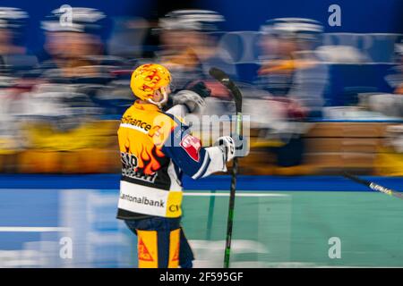 PostFinance Top Scorer Jan Kovar # 43 (EV Zug) pendant le match de hockey sur glace de la saison régulière de la Ligue nationale entre EV Zug et Geneve Servette le 24 mars 2021 dans la Bossard Arena à Zug. (Suisse/Croatie SORTIE) crédit: SPP Sport presse photo. /Alamy Live News Banque D'Images