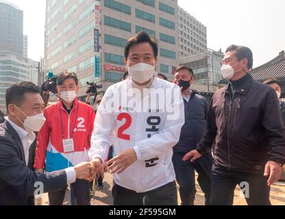 Séoul, Corée du Sud. 25 mars 2021. Oh se-Hoon, 25 mars 2021 : Oh se-Hoon (C), le principal candidat du Parti du pouvoir populaire de l'opposition sud-coréen pour l'élection partielle mayonnaise d'avril 7 à Séoul, participe à sa campagne dans le centre de Séoul, en Corée du Sud. Credit: Lee Jae-won/AFLO/Alay Live News Banque D'Images