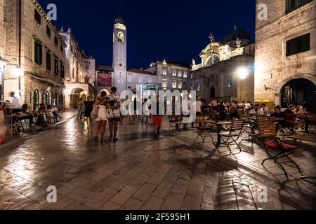 Dubrovnik, Croatie - juillet 29 2020: Les touristes apprécient une promenade et un dîner dans la célèbre vieille ville de Dubrovnik en Croatie. Prise de vue avec une légère motio Banque D'Images