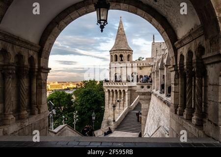 Budapest, Hongrie - 27 2019 mai : les touristes apprécient le coucher de soleil sur la vieille ville de Budapest depuis le célèbre bastion des pêcheurs. Banque D'Images