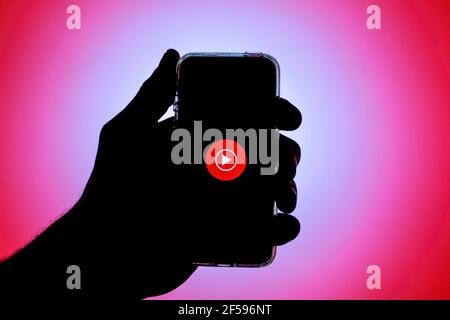 Barcelone, Catalogne, Espagne. 24 mars 2021. Dans cette illustration, l'application YouTube Music affichée sur l'écran d'un smartphone. Credit: Thiago Prudencio/DAX/ZUMA Wire/Alay Live News Banque D'Images