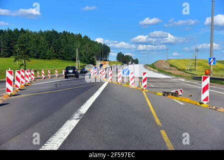 Réglementation temporaire de la circulation d'effectuer des travaux ou des activités sur la voie publique. Sécurité de la zone de travail routière. Construction et développement pr Banque D'Images