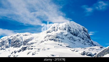 Vue spectaculaire d'un sommet enneigé du mont Bitihorn à Beitovolées. Banque D'Images