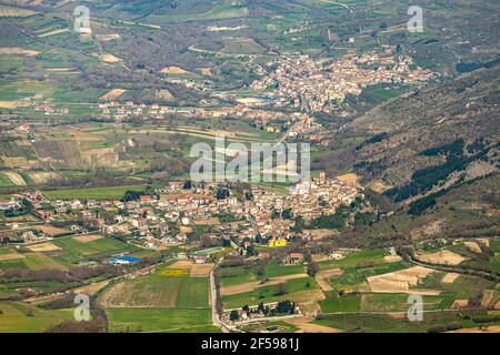 Vue aérienne de la vallée de la subequana avec les villes de Castel di Ieri et Castelvecchio subequo. Provincia de Aquila, Abruzzes, Italie, Europe Banque D'Images