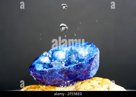 Vue rapprochée de la pierre bleue en cristal semi-précieuse d'Agate l'eau avec des bulles d'oxygène Banque D'Images