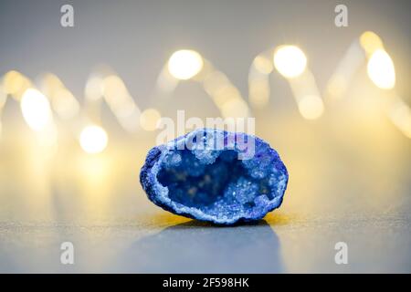 Vue rapprochée de la pierre bleue en cristal semi-précieuse d'Agate une table Banque D'Images