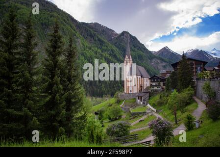 Heiligenblut avec l'église St Vincent en arrière-plan le beau Grossglockner. Belle journée d'été ensoleillée en Autriche. Banque D'Images