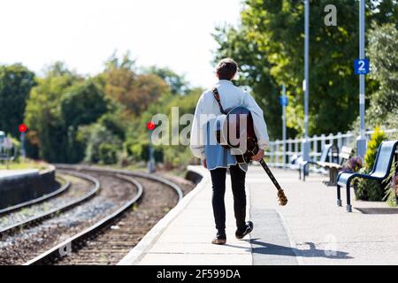 Woodbridge, Suffolk, Royaume-Uni septembre 20 2020: Une femme de 20 quelque chose de relaxant et posant avec sa guitare acoustique Banque D'Images