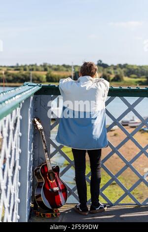 Woodbridge, Suffolk, Royaume-Uni septembre 20 2020: Une femme de 20 quelque chose de relaxant et posant avec sa guitare acoustique Banque D'Images