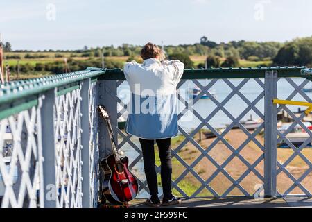 Woodbridge, Suffolk, Royaume-Uni septembre 20 2020: Une femme de 20 quelque chose de relaxant et posant avec sa guitare acoustique Banque D'Images