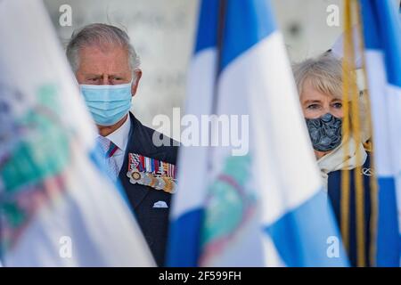 Le prince de Galles et la duchesse de Cornouailles assistent à la parade militaire du jour de l'indépendance sur la place Syntagma, Athènes, lors d'une visite de deux jours en Grèce pour célébrer le bicentenaire de l'indépendance grecque. Date de la photo: Jeudi 25 mars 2021. Banque D'Images