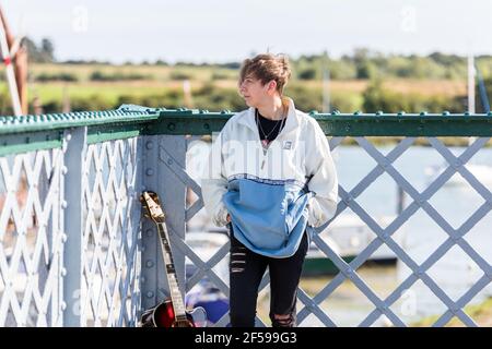 Woodbridge, Suffolk, Royaume-Uni septembre 20 2020: Une femme de 20 quelque chose de relaxant et posant avec sa guitare acoustique Banque D'Images