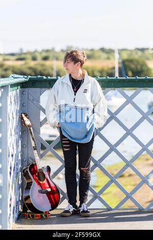 Woodbridge, Suffolk, Royaume-Uni septembre 20 2020: Une femme de 20 quelque chose de relaxant et posant avec sa guitare acoustique Banque D'Images