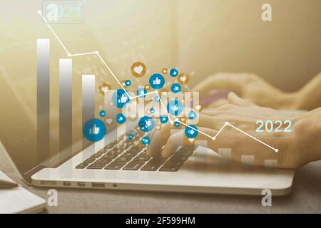 main de l'homme tenant un graphique de croissance. Concept d'analyse Banque D'Images