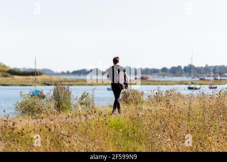 Woodbridge, Suffolk, Royaume-Uni septembre 20 2020: Une femme de 20 quelque chose de relaxant et posant avec sa guitare acoustique Banque D'Images