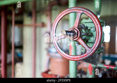 Vanne verte rétro-chimique industrielle, fermeture pétrochimique sélective concentrez-vous sur le volant marron avec connexion à bride activée vert Banque D'Images