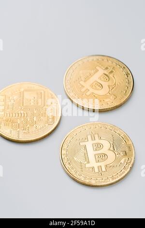 Bitcoin doré sur fond blanc. Symbole de pièce en bitcoin dorée à crypto-monnaie Banque D'Images