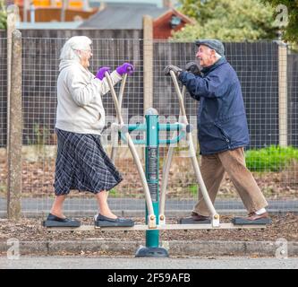 Kidderminster, Royaume-Uni. 25th mars 2021. Joan, âgée de 88 ans, et Bob, âgée de 86 ans, sont de grands exemples de la façon dont une forme physique régulière est essentielle pour tout le monde, qu'il soit jeune ou d'un âge légèrement plus mature. Ce couple local à la retraite a visité le parc la plupart des jours pour faire de l'exercice depuis le début des années 80 et ils invitent toujours des mots d'encouragement de la part des locaux avec leur régime de remise en forme. L'utilisation de l'équipement du parc semble vraiment les garder jeunes et souriants. Soyons à l'image, nous aimons tous nous amuser un peu! Crédit : Lee Hudson/Alay Live News Banque D'Images