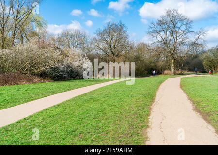 LONDRES, Royaume-Uni - 22 MARS 2021 : les gens aiment marcher dans l'espace ouvert de Brook Farm, une partie de la route de la promenade verte de Dolis Valley à Londres entre Moat Mount nature Banque D'Images