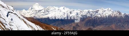 Vue panoramique de Thorung la pass Annapurna himal au Mont Dhaulagiri - Dhaulagiri himal - Népal montagnes de l'Himalaya Banque D'Images