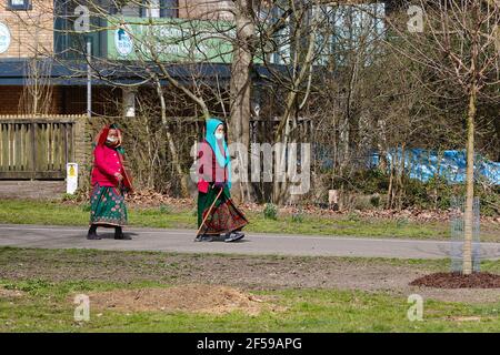 Ashford, Kent, Royaume-Uni. 25 mars 2021. Météo au Royaume-Uni : les gens apprécient le parc Victoria à Ashford, dans le Kent, tandis que les intervalles ensoleillés offrent un agréable soleil de printemps chaud. Crédit photo : Paul Lawrenson /Alay Live News Banque D'Images