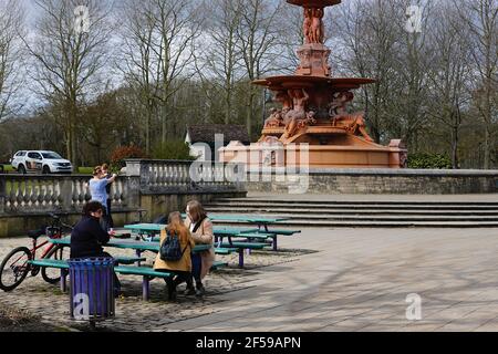 Ashford, Kent, Royaume-Uni. 25 mars 2021. Météo au Royaume-Uni : les gens apprécient le parc Victoria à Ashford, dans le Kent, tandis que les intervalles ensoleillés offrent un agréable soleil de printemps chaud. Crédit photo : Paul Lawrenson /Alay Live News Banque D'Images