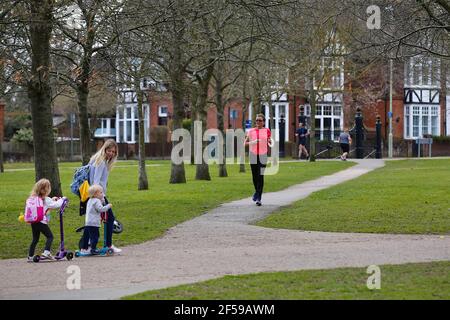 Ashford, Kent, Royaume-Uni. 25 mars 2021. Météo au Royaume-Uni : les gens apprécient le parc Victoria à Ashford, dans le Kent, tandis que les intervalles ensoleillés offrent un agréable soleil de printemps chaud. Crédit photo : Paul Lawrenson /Alay Live News Banque D'Images