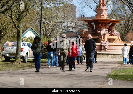 Ashford, Kent, Royaume-Uni. 25 mars 2021. Météo au Royaume-Uni : les gens apprécient le parc Victoria à Ashford, dans le Kent, tandis que les intervalles ensoleillés offrent un agréable soleil de printemps chaud. Crédit photo : Paul Lawrenson /Alay Live News Banque D'Images