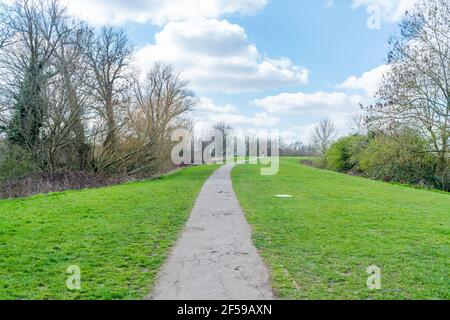 Dolis Valley Greenwalk, un sentier de randonnée à Londres, en Angleterre, entre la réserve naturelle de Moat Mount à Mill Hill et Hampstead Heath Banque D'Images