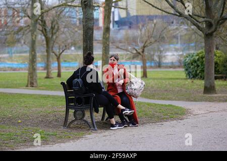 Ashford, Kent, Royaume-Uni. 25 mars 2021. Météo au Royaume-Uni : les gens apprécient le parc Victoria à Ashford, dans le Kent, tandis que les intervalles ensoleillés offrent un agréable soleil de printemps chaud. Crédit photo : Paul Lawrenson /Alay Live News Banque D'Images