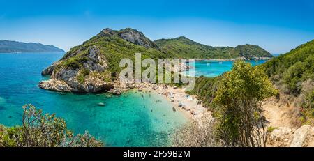 Plage de Porto Timoni sur l'île de Corfou en Grèce. Belle vue panoramique sur les montagnes verdoyantes, eau de mer claire, baie Pirates isolée et double poney Banque D'Images