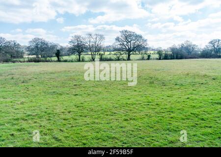 Vue sur l'espace ouvert le long de la route de Dolis Valley Greenwalk à Londres, en Angleterre, près de Moat Mount Open Space à Mill Hill Banque D'Images