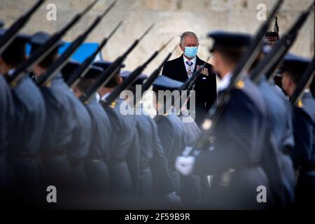 Le prince de Galles assistait à la parade militaire du jour de l'indépendance sur la place Syntagma, à Athènes, lors d'une visite de deux jours en Grèce pour célébrer le bicentenaire de l'indépendance grecque. Date de la photo: Jeudi 25 mars 2021. Banque D'Images