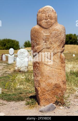 Statue en pierre historique près de la tour Burana dans la vallée de Chuy, au nord de la capitale du pays, Bichkek, Kirghizistan Banque D'Images