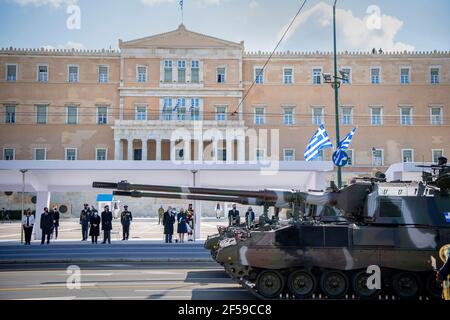 Le prince de Galles et la duchesse de Cornouailles assistent à la parade militaire du jour de l'indépendance sur la place Syntagma, Athènes, lors d'une visite de deux jours en Grèce pour célébrer le bicentenaire de l'indépendance grecque. Date de la photo: Jeudi 25 mars 2021. Banque D'Images