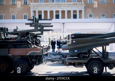 Le prince de Galles et la duchesse de Cornouailles assistent à la parade militaire du jour de l'indépendance sur la place Syntagma, Athènes, lors d'une visite de deux jours en Grèce pour célébrer le bicentenaire de l'indépendance grecque. Date de la photo: Jeudi 25 mars 2021. Banque D'Images