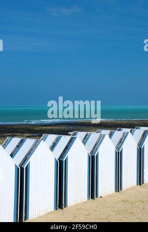 Vacances à Yport avec des cabanes de pêcheurs bleues et blanches la plage et les falaises en arrière-plan Banque D'Images