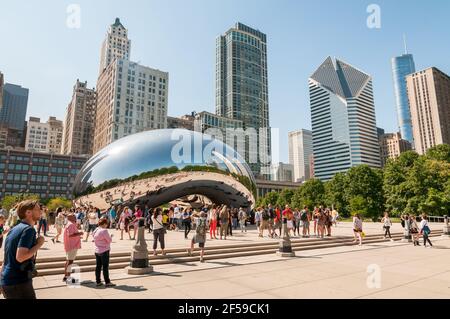 Chicago, Illinois, États-Unis - 15 août 2014 : les touristes visitant Cloud Gate, l'une des sculptures les plus uniques et les plus intéressantes depuis des décennies, orne les promen Banque D'Images