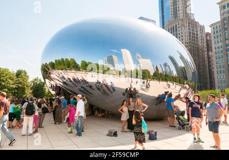 Chicago, Illinois, États-Unis - 15 août 2014 : les touristes visitant Cloud Gate, l'une des sculptures les plus uniques et les plus intéressantes depuis des décennies, orne les promen Banque D'Images