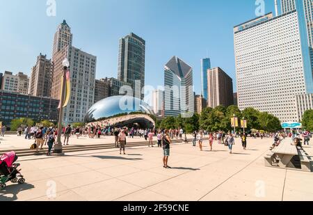 Chicago, Illinois, États-Unis - 15 août 2014 : les touristes visitant Cloud Gate, l'une des sculptures les plus uniques et les plus intéressantes depuis des décennies, orne les promen Banque D'Images