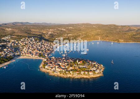 Vue aérienne de la magnifique vieille ville de Primosten par le Mer Adriatique en Croatie Banque D'Images