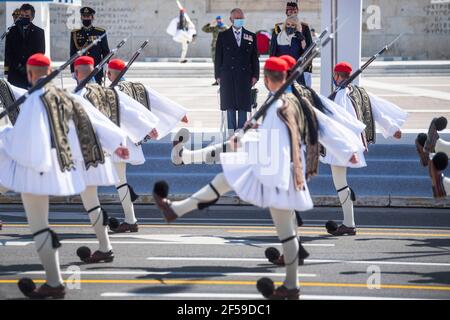 Le prince de Galles et la duchesse de Cornouailles assistent à la parade militaire du jour de l'indépendance sur la place Syntagma, Athènes, lors d'une visite de deux jours en Grèce pour célébrer le bicentenaire de l'indépendance grecque. Date de la photo: Jeudi 25 mars 2021. Banque D'Images