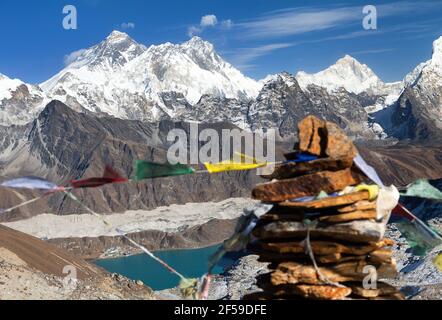 Vue panoramique sur Everest, Lhotse et Makalu depuis le col de Renjo la - chemin vers le camp de base d'Everest, randonnée de trois passes, vallée de Khumbu, parc national de Sagarmatha Banque D'Images