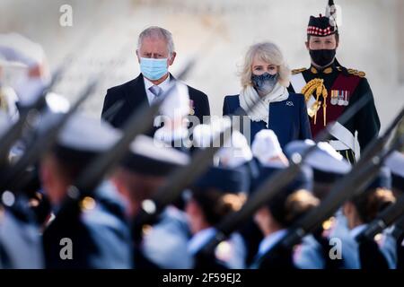 Le prince de Galles et la duchesse de Cornouailles assistent à la parade militaire du jour de l'indépendance sur la place Syntagma, Athènes, lors d'une visite de deux jours en Grèce pour célébrer le bicentenaire de l'indépendance grecque. Date de la photo: Jeudi 25 mars 2021. Banque D'Images