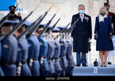 Le prince de Galles et la duchesse de Cornouailles assistent à la parade militaire du jour de l'indépendance sur la place Syntagma, Athènes, lors d'une visite de deux jours en Grèce pour célébrer le bicentenaire de l'indépendance grecque. Date de la photo: Jeudi 25 mars 2021. Banque D'Images