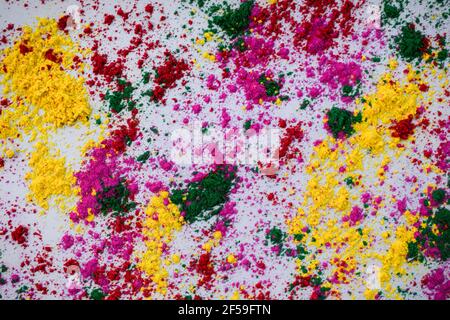 Holi couleurs poudre éparpillée sur fond blanc avec des couleurs éclabousser vue du dessus des couleurs holi pour le festival indien de la couleur. Mur d'arrière-plan Banque D'Images