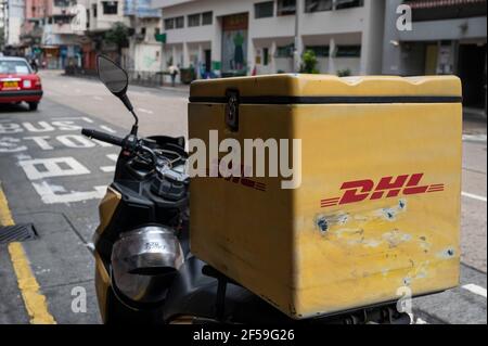 La compagnie allemande de courrier express DHL Motorcycle vu garé dans les rues de Hong Kong. Banque D'Images