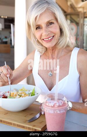 Portrait en gros plan d'une femme âgée en bonne santé qui mange à l'extérieur restaurant Banque D'Images